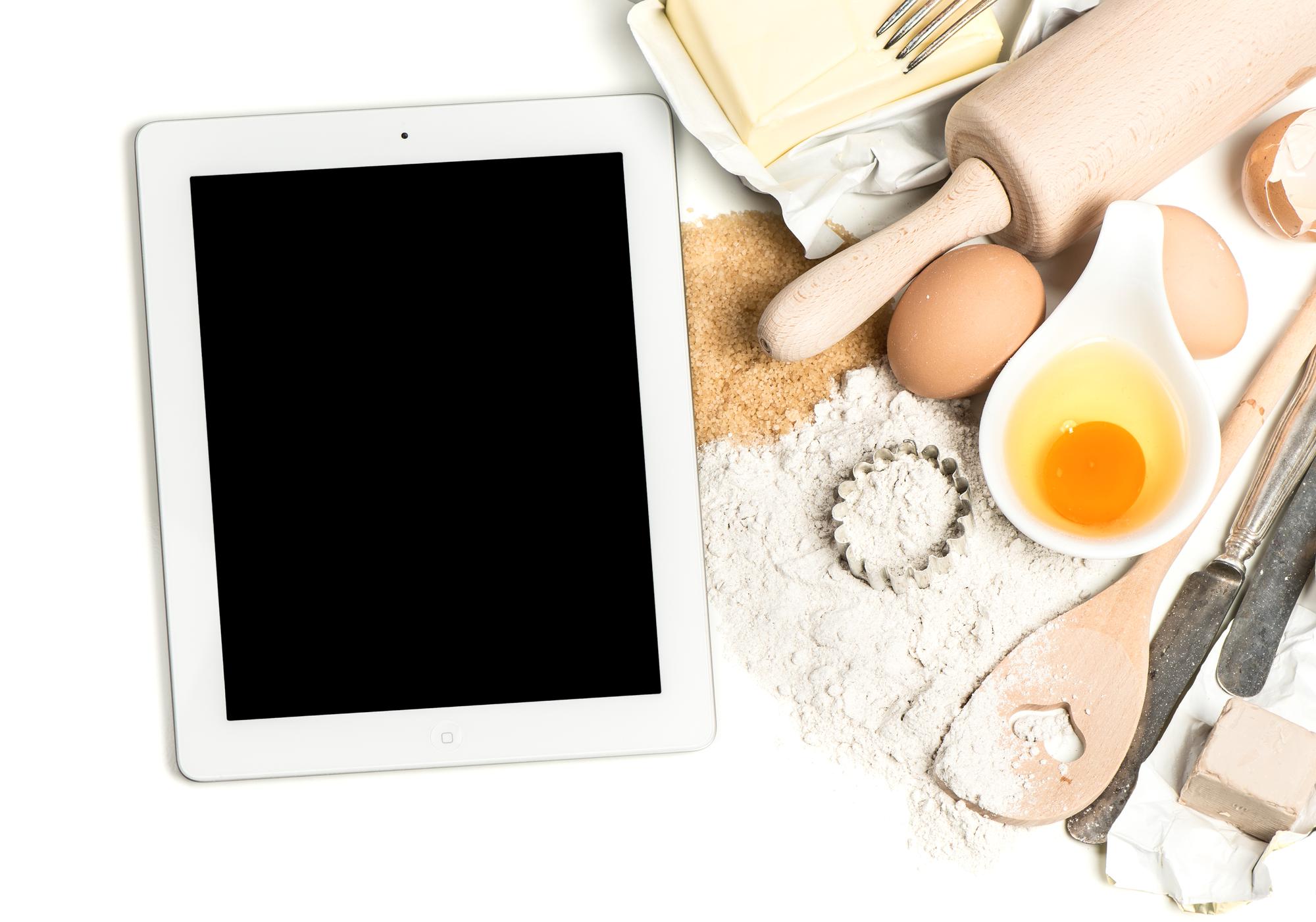Studio di cucina con strumenti tecnologici e ingredienti