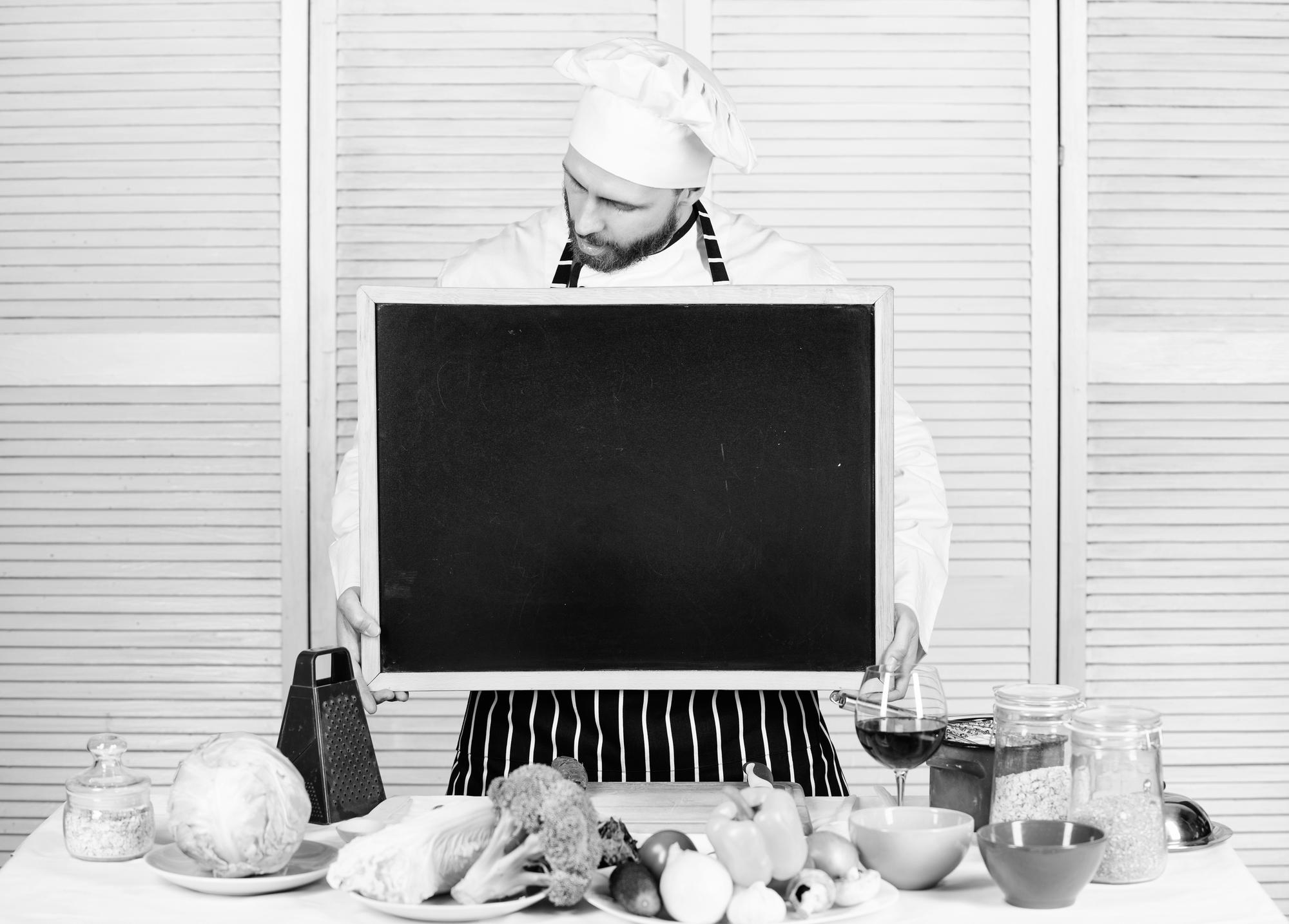 Facciata dello studio di cucina con insegna moderna