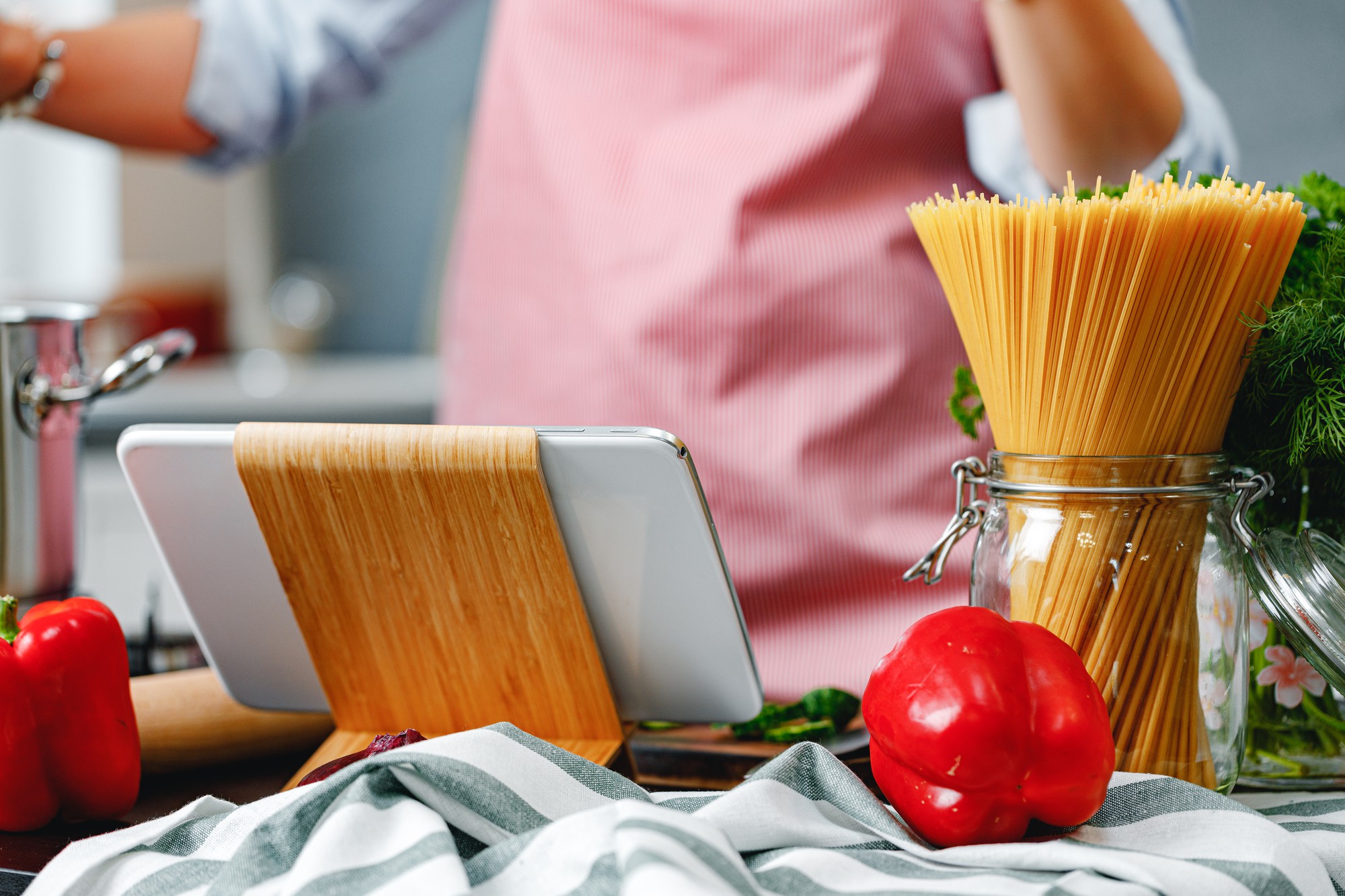 Postazione di lavoro con utensili e tablet