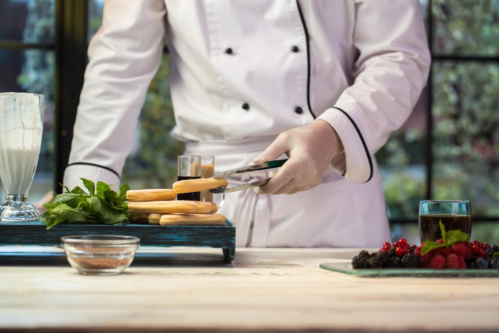 Chef al lavoro con attrezzatura moderna in cucina