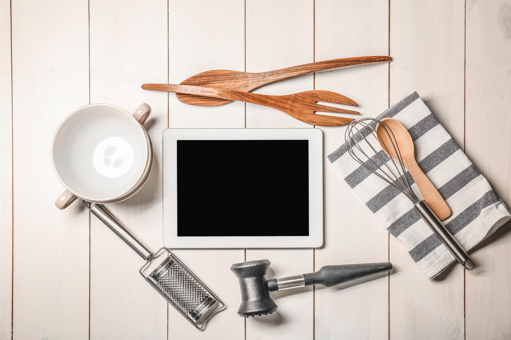 Composizione strumenti da cucina e tablet con scheda corso
